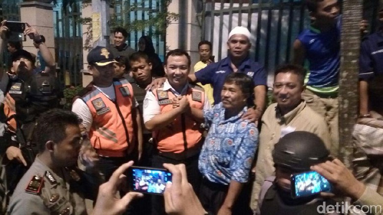 Petugas Perusak Taksi Minta Maaf, Aksi Blokade Jalan di Solo Bubar Petugas Perusak Taksi Minta Maaf, Aksi Blokade Jalan di Solo Bubar