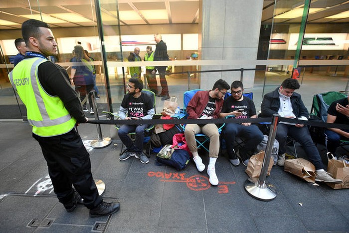 Antrean pembeli iPhone 8 di Sydney. Foto: Reuters Antrean pembeli iPhone 8 di Sydney. Foto: Reuters