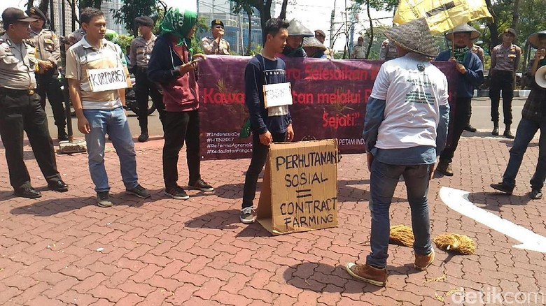 Tuntut Reformasi Agraria, Massa SPI Gelar Aksi Teatrikal di KLHK Tuntut Reformasi Agraria, Massa SPI Gelar Aksi Teatrikal di KLHK