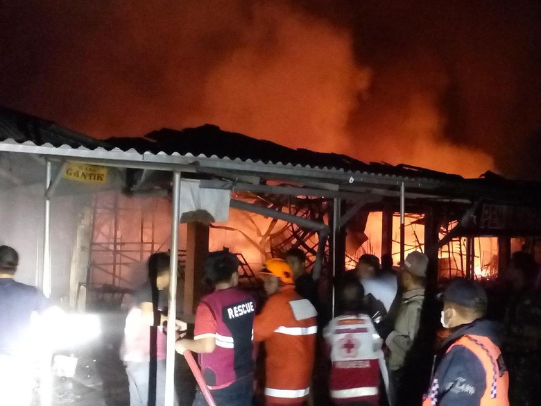 Ratusan Kios di Pasar Benpas Terbakar, Warga: Api Dari Warung Makan Ratusan Kios di Pasar Benpas Terbakar, Warga: Api Dari Warung Makan