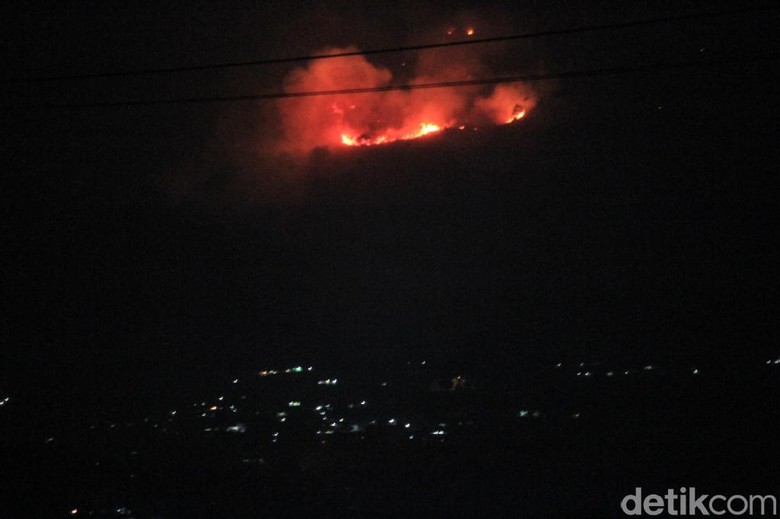 Kebakaran di Gunung Salasih Ludeskan Lahan Seluas 5 Hektare Kebakaran di Gunung Salasih Ludeskan Lahan Seluas 5 Hektare
