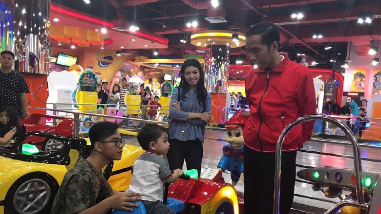 Jokowi Main ke Mal Bersama Cucu di Kelapa Gading Jokowi Main ke Mal Bersama Cucu di Kelapa Gading
