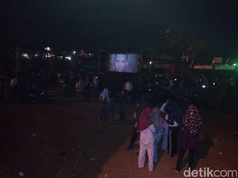 Seribuan Warga Cibatu Garut Nobar Film G30S/PKI di Alun-alun Seribuan Warga Cibatu Garut Nobar Film G30S/PKI di Alun-alun