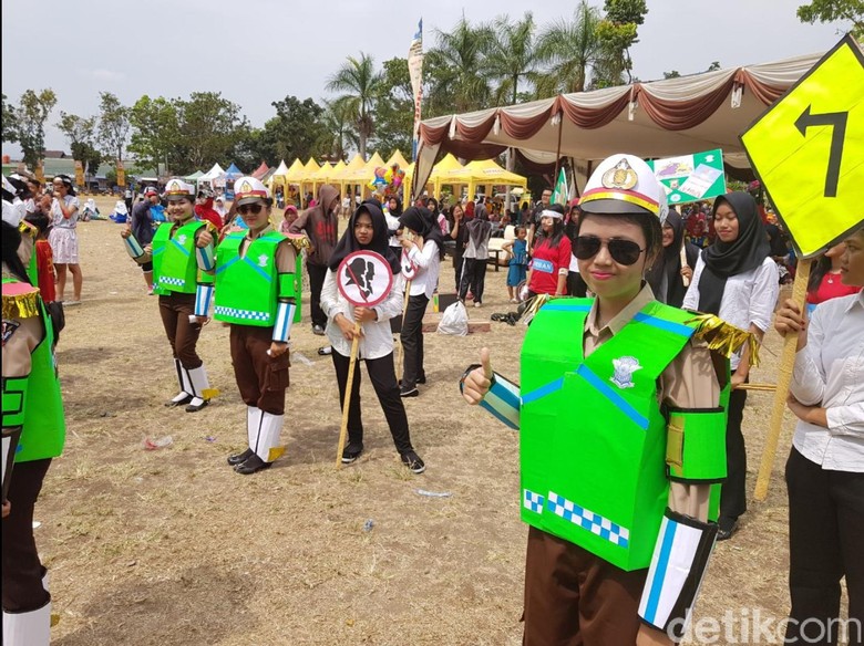 HUT Polantas Cianjur, Karnaval Pelajar Berkostum Unik Hibur Warga HUT Polantas Cianjur, Karnaval Pelajar Berkostum Unik Hibur Warga