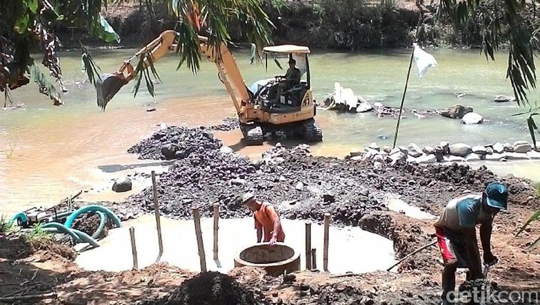 Krisis Air Bersih, Warga Banjarnegara Buat Sumur Resapan Krisis Air Bersih, Warga Banjarnegara Buat Sumur Resapan