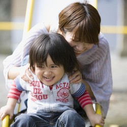 Ibu Cium Bibir Anak Lelakinya yang Beranjak Remaja, Yes or No?