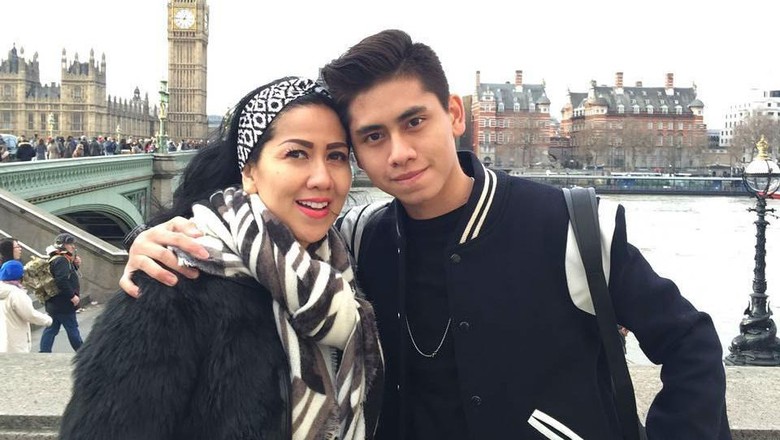 Putra Venna Melinda Kecelakaan, Mobilnya Hancur Berantakan Putra Venna Melinda Kecelakaan, Mobilnya Hancur Berantakan