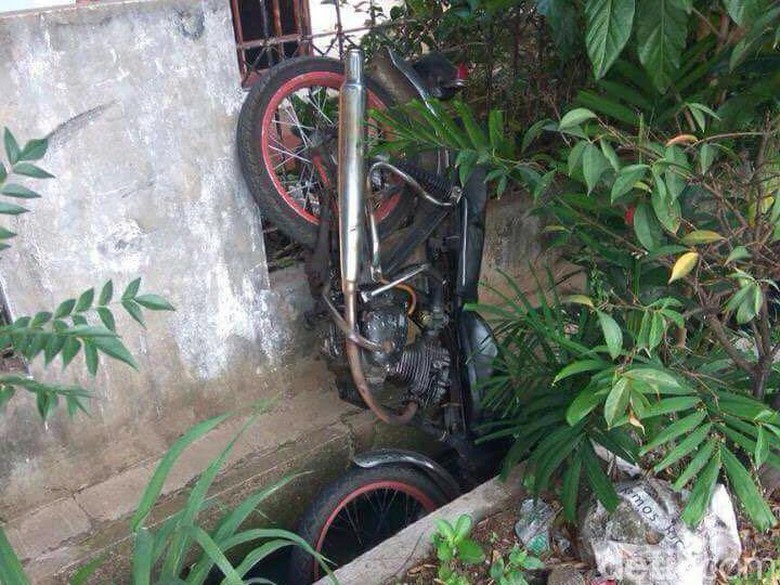 Mayat dalam Gorong-gorong Ciputat Korban Kecelakaan 4 Hari Lalu Mayat dalam Gorong-gorong Ciputat Korban Kecelakaan 4 Hari Lalu