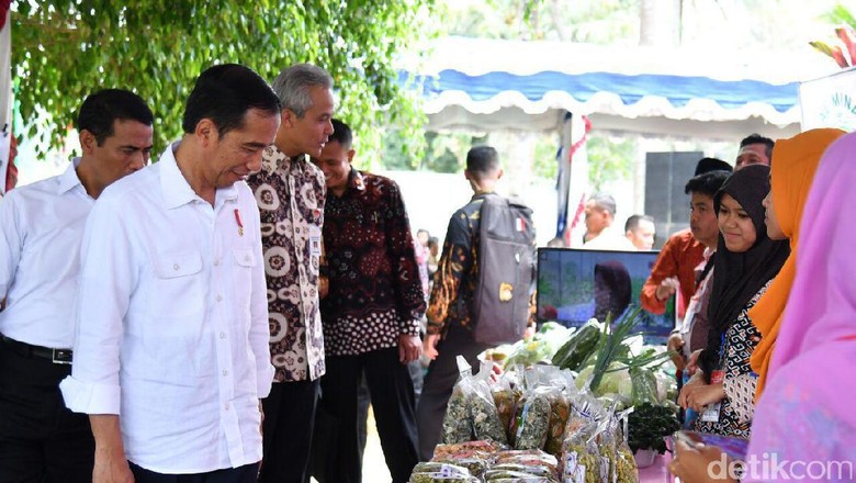 Kriuk! Jokowi Cicipi Keripik Lokal Buatan Petani Salatiga Kriuk! Jokowi Cicipi Keripik Lokal Buatan Petani Salatiga