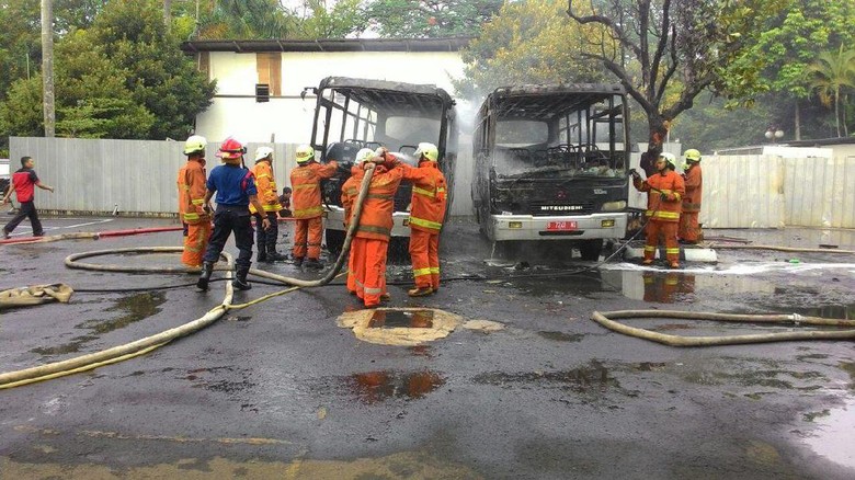 3 Bus Terbakar di Halaman Parkir Kemenkeu 3 Bus Terbakar di Halaman Parkir Kemenkeu