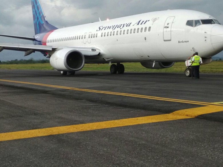 Aspal Taxiway Bandara Makassar Amblas, Sempat Sebabkan Delay Aspal Taxiway Bandara Makassar Amblas, Sempat Sebabkan Delay