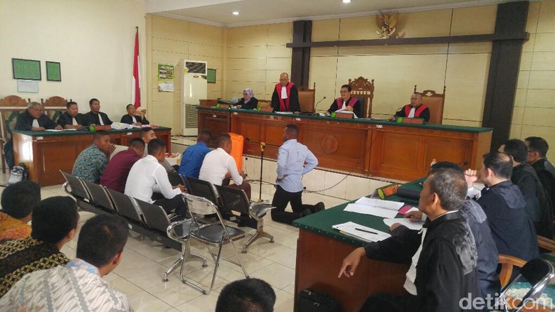 Terdakwa dan Korban Penganiayaan Taruna Akpol Berpelukan Usai Sidang Terdakwa dan Korban Penganiayaan Taruna Akpol Berpelukan Usai Sidang
