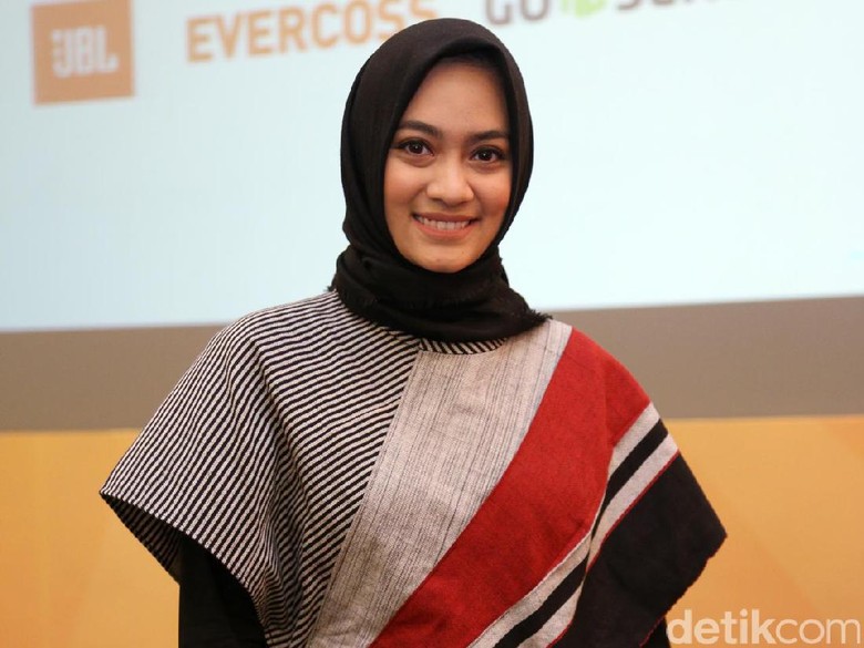 Mulai Sibuk Nyanyi, Ayudia Bing Slamet Jaga Fisik dengan Naik-Turun Tangga Mulai Sibuk Nyanyi, Ayudia Bing Slamet Jaga Fisik dengan Naik-Turun Tangga
