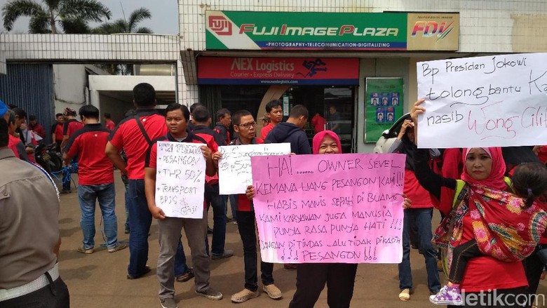 Eks Pegawai 7-Eleven: Pak Jokowi Tolong Bantu Kami Wong Cilik Eks Pegawai 7-Eleven: Pak Jokowi Tolong Bantu Kami Wong Cilik