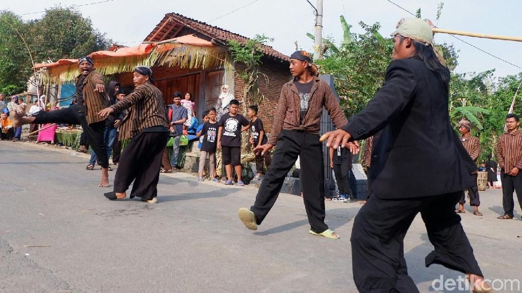 Ujungan, Tarian Pemanggil Hujan dan Pencari Kesatria di Banjanegara Ujungan, Tarian Pemanggil Hujan dan Pencari Kesatria di Banjanegara
