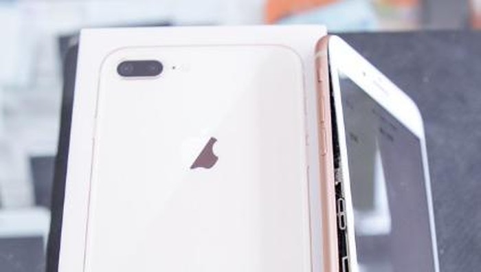 Salah satu kasus iPhone 8 Plus menganga. Foto: Appledaily Salah satu kasus iPhone 8 Plus menganga. Foto: Appledaily