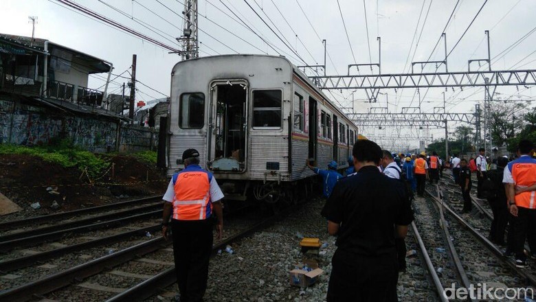 KRL yang Anjlok di Manggarai Berhasil Dievakuasi KRL yang Anjlok di Manggarai Berhasil Dievakuasi