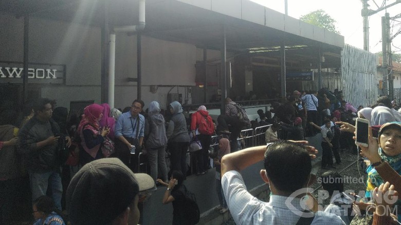 KRL Anjlok, Penumpang Tertahan 20 Menit Lalu Jalan Kaki KRL Anjlok, Penumpang Tertahan 20 Menit Lalu Jalan Kaki