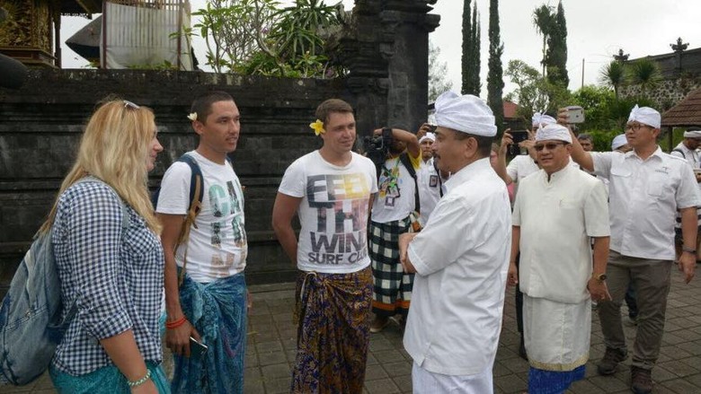 Menteri Pariwisata Arief Yahya (tengah) saat kunjungan ke Pura Besakih dan berbincang dengan turis (dok Kemenpar) Menteri Pariwisata Arief Yahya (tengah) saat kunjungan ke Pura Besakih dan berbincang dengan turis (dok Kemenpar)