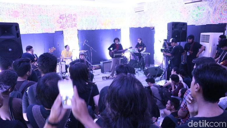 Intimasi Adrian Yunan di Panggung Synchronize Fest 2017 Intimasi Adrian Yunan di Panggung Synchronize Fest 2017