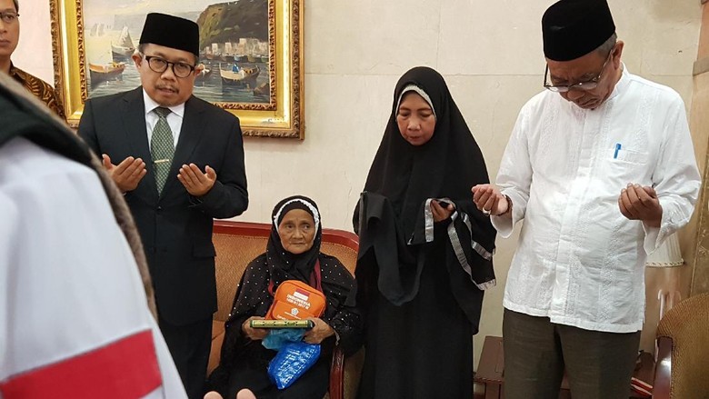 Suka Cita Melepas Baiq Mariah, Jemaah Tertua Tamu Khusus Saudi Suka Cita Melepas Baiq Mariah, Jemaah Tertua Tamu Khusus Saudi