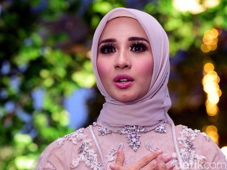 Laudya Cynthia Bella Terpisah dari Engku Emran ke Lokasi Resepsi Laudya Cynthia Bella Terpisah dari Engku Emran ke Lokasi Resepsi