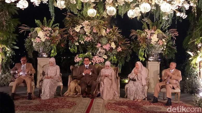 Laudya Cynthia Bella dan Engku Emran Jatuh Cinta pada Pandangan Pertama Laudya Cynthia Bella dan Engku Emran Jatuh Cinta pada Pandangan Pertama