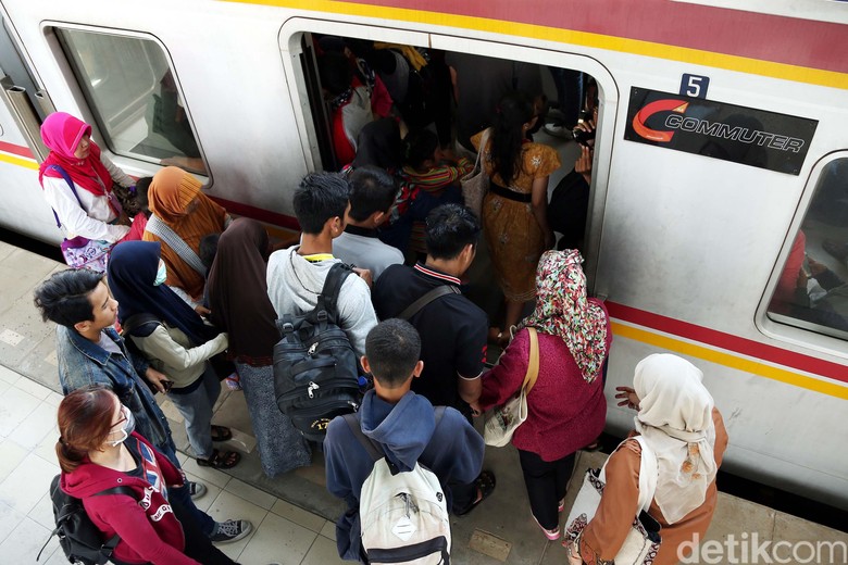Pelecehan Terus di KRL, Pria Anggap Perempuan Objek Seks Belaka? Pelecehan Terus di KRL, Pria Anggap Perempuan Objek Seks Belaka?
