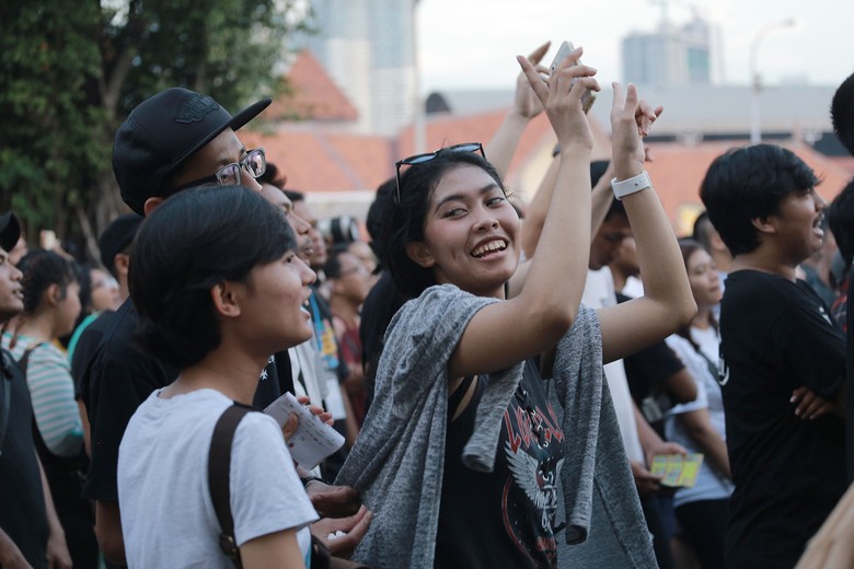 Perempuan Nonton Konser Sendirian? Siapa Takut! Perempuan Nonton Konser Sendirian? Siapa Takut!