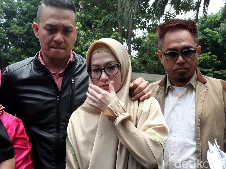 Resmi Jadi Tersangka, Lyra Virna Nilai Kasusnya Janggal Resmi Jadi Tersangka, Lyra Virna Nilai Kasusnya Janggal