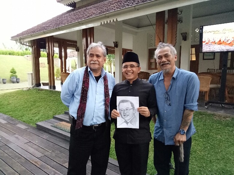 Saat Tio Pakusadewo Karikaturkan Bupati Anas Saat Tio Pakusadewo Karikaturkan Bupati Anas