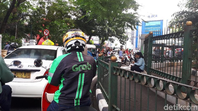 Semrawut Ojek Pangkalan dan Online yang Mangkal di Trotoar Cikini Semrawut Ojek Pangkalan dan Online yang Mangkal di Trotoar Cikini