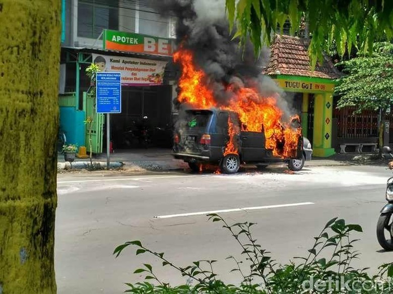 Parkir di Depan Apotik, Mobil Isuzu Panther Hangus Terbakar Parkir di Depan Apotik, Mobil Isuzu Panther Hangus Terbakar