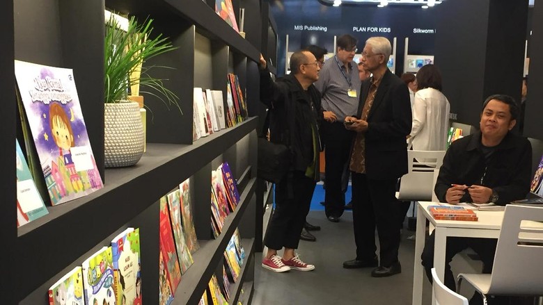 Dua Jam Dibuka, Stan Indonesia di FBF 2017 Mulai Ramai Pengunjung Dua Jam Dibuka, Stan Indonesia di FBF 2017 Mulai Ramai Pengunjung