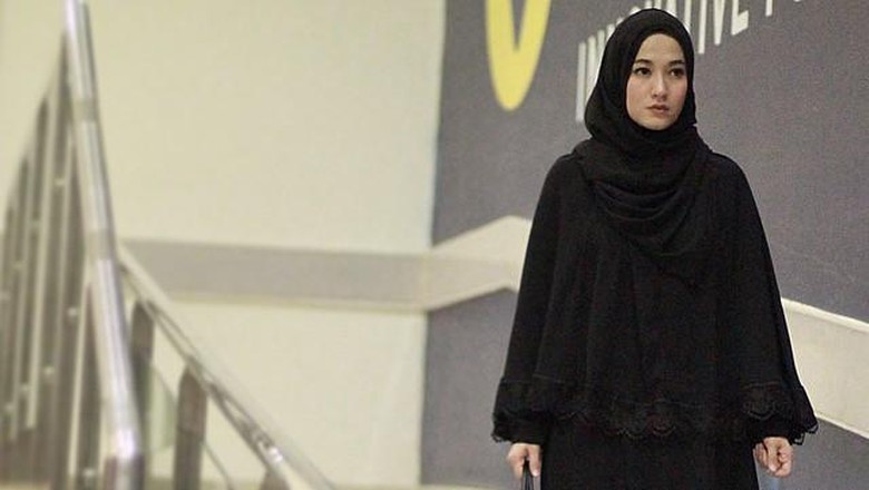 Polisi Tetapkan Artis Lyra Virna Tersangka Kasus ITE Polisi Tetapkan Artis Lyra Virna Tersangka Kasus ITE