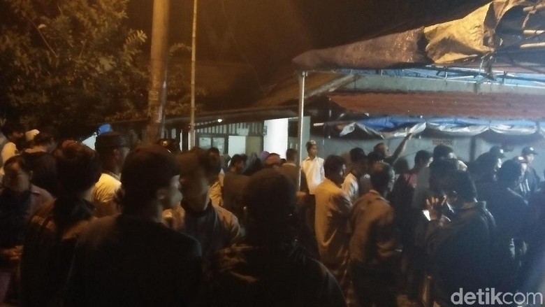 Suasana Haru di Rumah Duka Suporter Persita yang Tewas Suasana Haru di Rumah Duka Suporter Persita yang Tewas