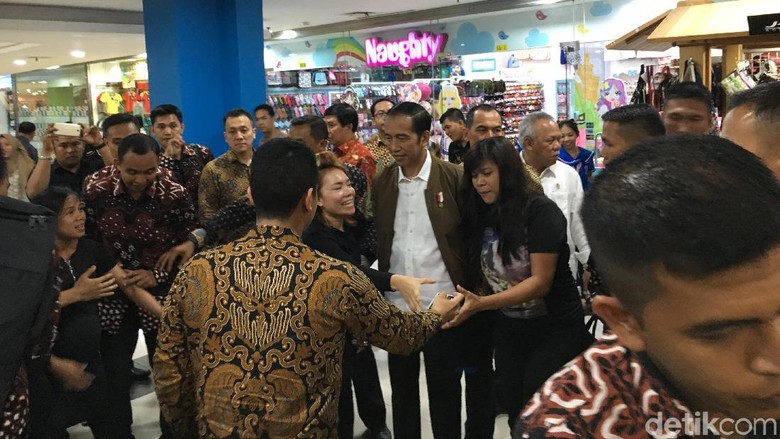 Jokowi Jadi Rebutan Pengunjung Mal Palembang Trade Center Jokowi Jadi Rebutan Pengunjung Mal Palembang Trade Center