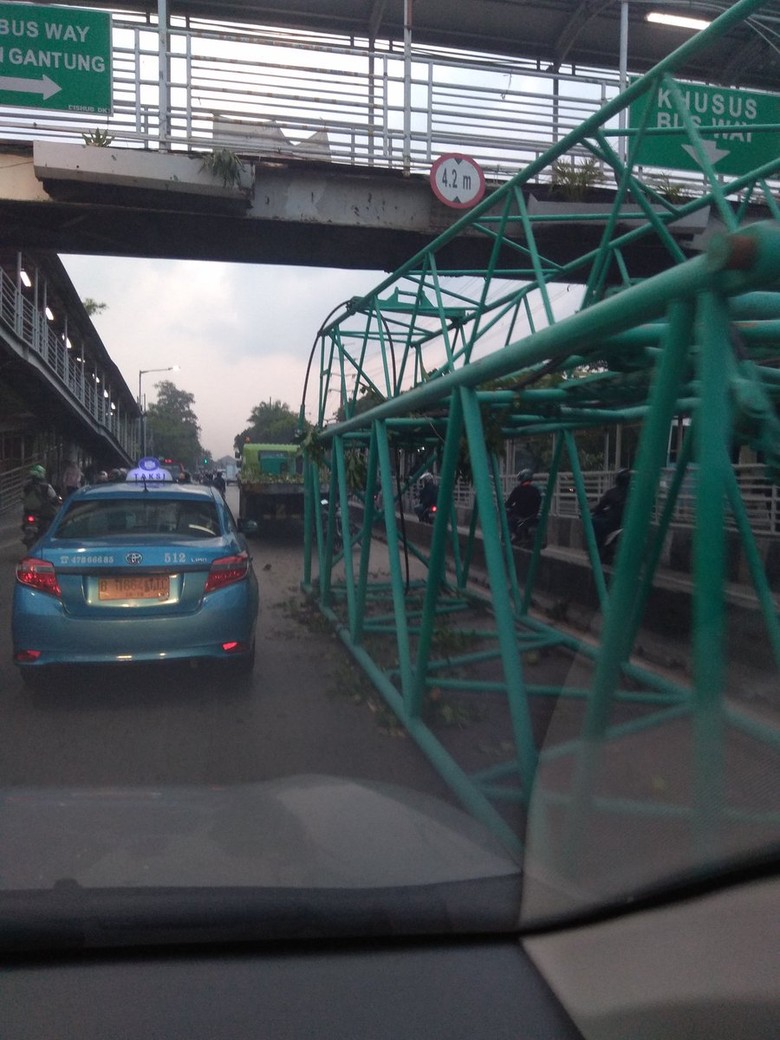 Muatan Truk Kontainer Nyangkut Di JPO Pesing Jakbar Lalin Macet