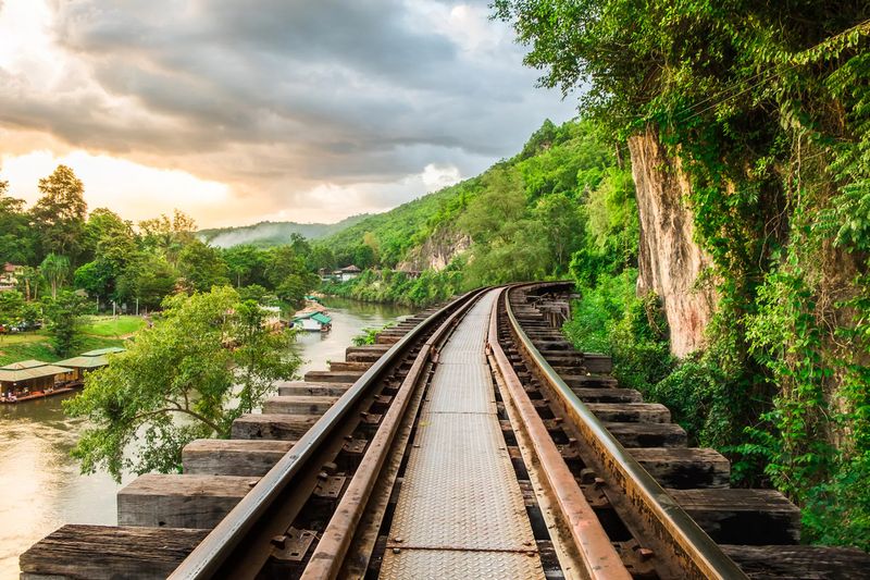 Destinasi ini sampai-sampai disebut jalur kereta api kematian. Simak foto-foto lawas berikut ini (Dok. Belmond Eastern and Oriental Express)