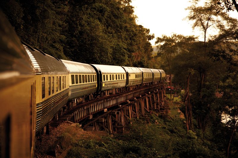 Traveler tertarik menyusuri kereta itu dengan latar belakang mengerikan itu? Selalu ada pengorbanan sebelum tercipta hal-hal yang terduga seperti jalur kematian di Thailand-Myanmar ini (Dok. Belmond Eastern and Oriental Express)