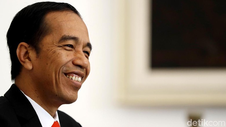 Jokowi Resmikan Bandara Silangit dan Bagi Kartu Sakti