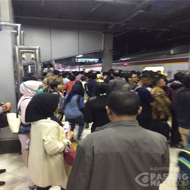 Ada Kendala di Stasiun Cikini, Penumpang KRL Sempat Menumpuk Ada Kendala di Stasiun Cikini, Penumpang KRL Sempat Menumpuk