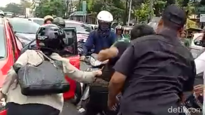 Screenshot video anggota TNI AL dan pemobil baku hantam di Rawamangun, Jaktim Screenshot video anggota TNI AL dan pemobil baku hantam di Rawamangun, Jaktim