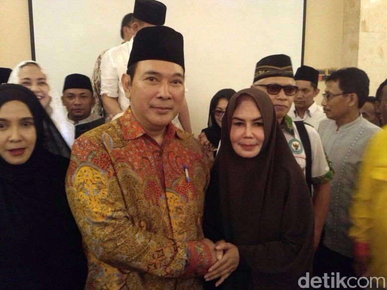 Saat Tommy Soeharto Digilir Foto Sama Ibu-ibu Saat Tommy Soeharto Digilir Foto Sama Ibu-ibu