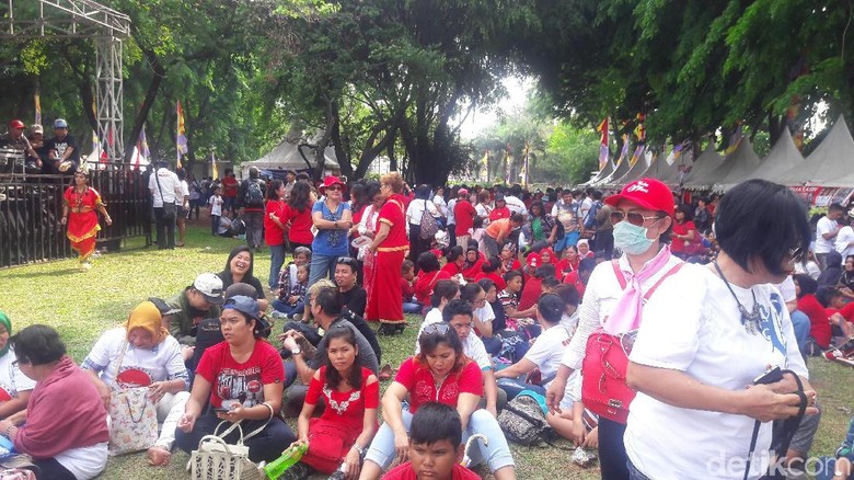 Relawan Jokowi-Ahok-Djarot Mulai Berdatangan ke Lapangan Banteng Relawan Jokowi-Ahok-Djarot Mulai Berdatangan ke Lapangan Banteng