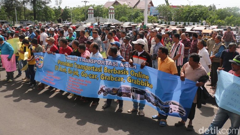 Massa Tolak Angkutan Online di Aceh karena Dinilai Merusak Tarif Massa Tolak Angkutan Online di Aceh karena Dinilai Merusak Tarif