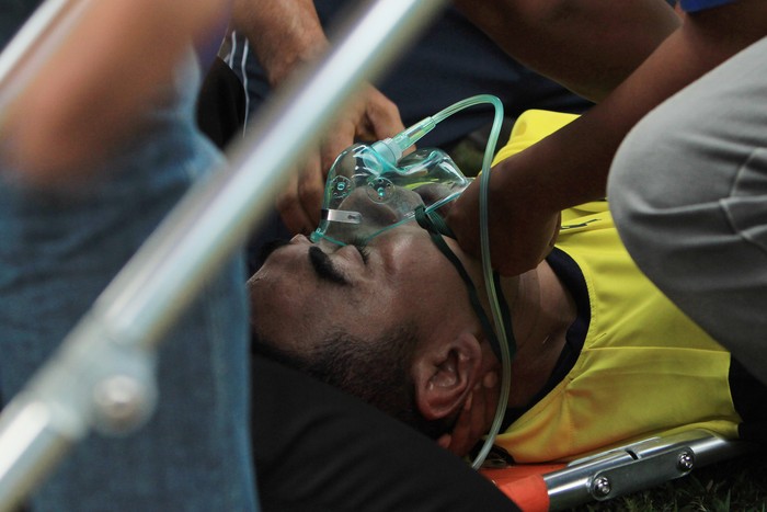 Mengangkat pemain cedera seperti Choirul Huda harus sangat berhati-hati. Foto: Rahbani Syahputra/Antara Foto Mengangkat pemain cedera seperti Choirul Huda harus sangat berhati-hati. Foto: Rahbani Syahputra/Antara Foto