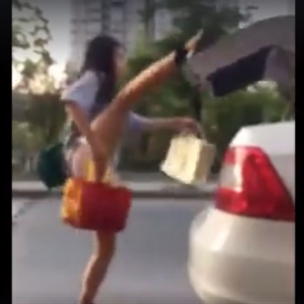 Viral! Gaya Emak-emak di China Tutup Bagasi Mobil Viral! Gaya Emak-emak di China Tutup Bagasi Mobil