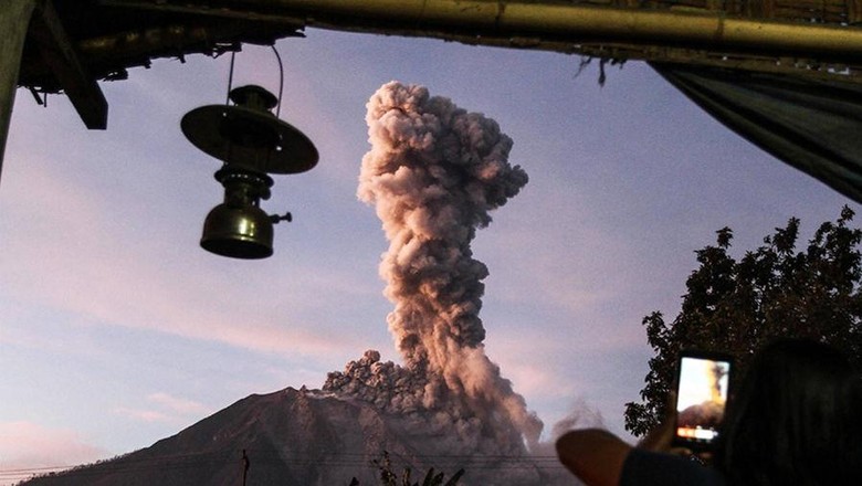 Aktifitas Masih Tinggi, Gunung Sinabung Erupsi 2,3 Km Aktifitas Masih Tinggi, Gunung Sinabung Erupsi 2,3 Km