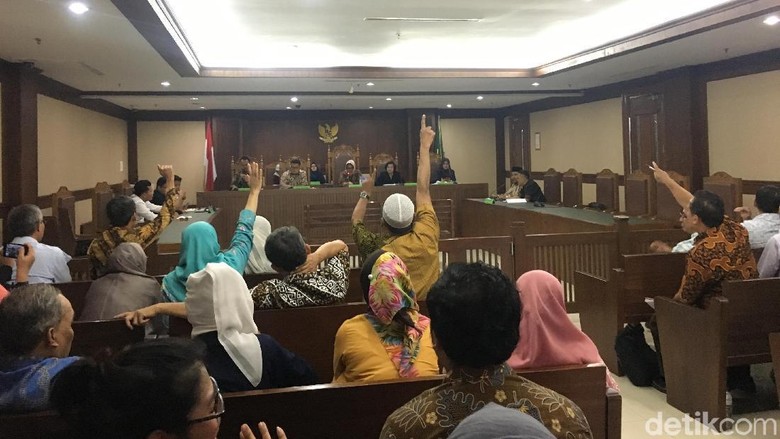 Kuasa Hukum Upayakan Hadirkan 2 Bos First Travel ke PN Jakpus Kuasa Hukum Upayakan Hadirkan 2 Bos First Travel ke PN Jakpus